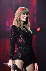 TAYLOR SWIFT Performs at 2018 American Music Awards in Los Angeles 10/09/2018