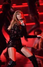 TAYLOR SWIFT Performs at 2018 American Music Awards in Los Angeles 10/09/2018