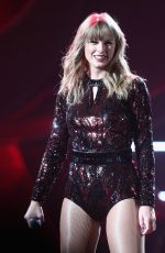 TAYLOR SWIFT Performs at 2018 American Music Awards in Los Angeles 10/09/2018