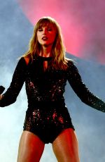 TAYLOR SWIFT Performs at 2018 American Music Awards in Los Angeles 10/09/2018