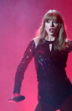 TAYLOR SWIFT Performs at 2018 American Music Awards in Los Angeles 10/09/2018