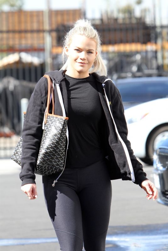 WITNEY CARSON Arrives at DWTS Practice in Los Angeles 10/20/2018