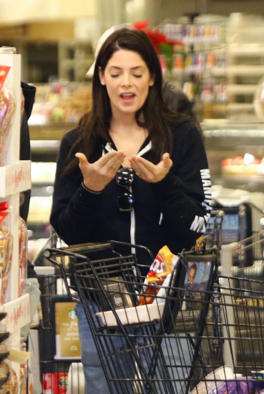 ASHLEY GREENE Shopping at Ralphs in Los Angeles 11/21/2018