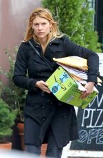 CLAIRE DANES and Hugh Dancy Out Shopping in New York 11/09/2018