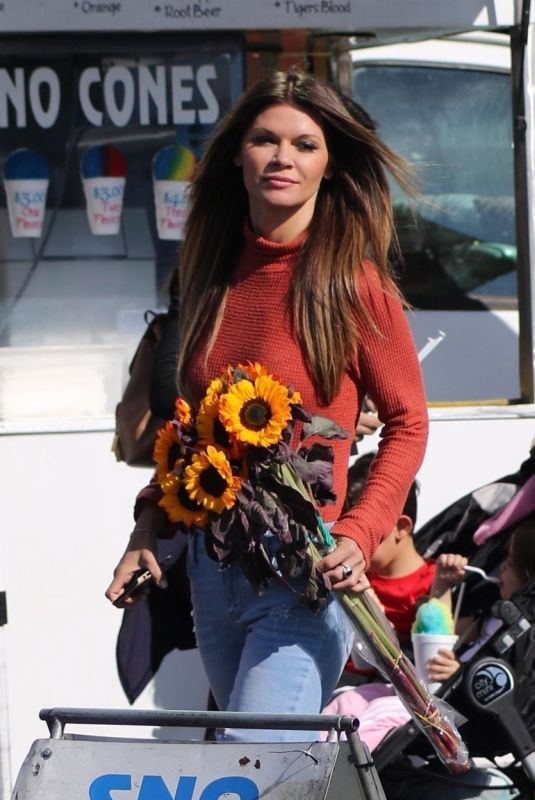 DANIELLE VASINOVA Shopping at Farmer