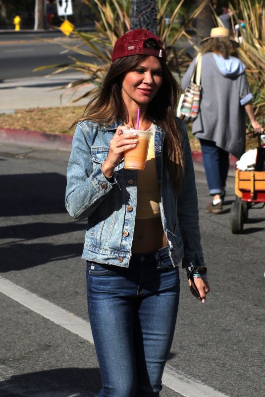 DANIELLE VASINOVA Shopping at the Farmer