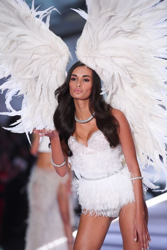 GIZELE OLIVEIRA at Victoria’s Secret 2018 Fashion Show in New York 11/08/2018