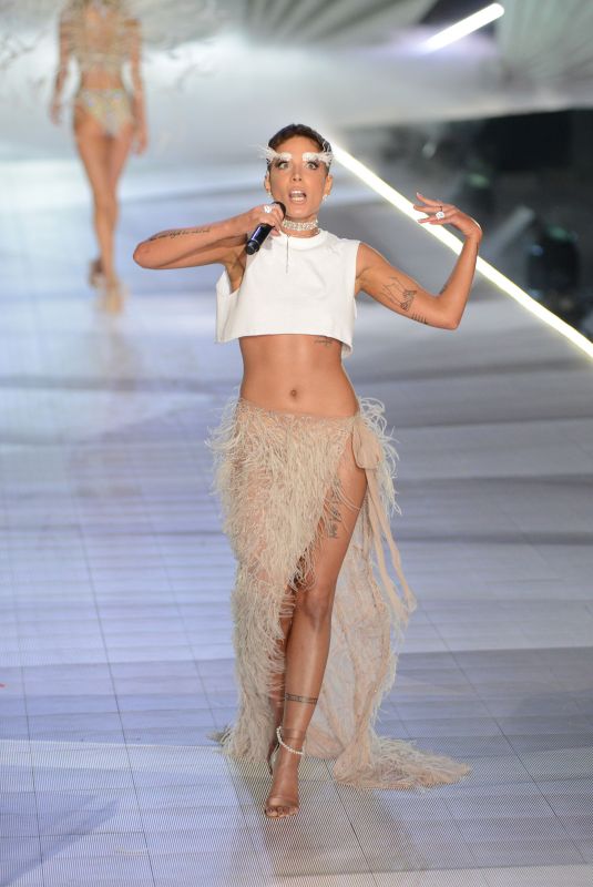 HALSEY Performs at Victoria’s Secret 2018 Show in New York 11/08/2018