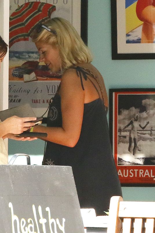 HOLY WILLOGHBY at The Stunned Mullet Restaurant in Northern NSW 11/25/2018