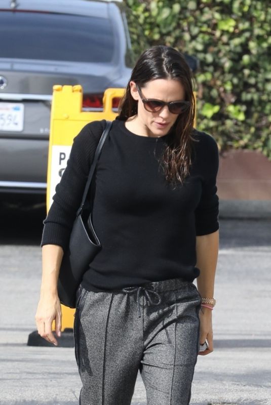 JENNIFER GARNER Arrives at Church in Pacific Palisades 11/04/2018