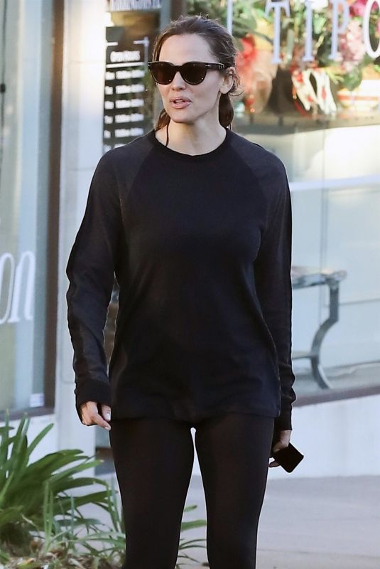 JENNIFER GARNER Leaves a Gym in Brentwood 11/03/2018