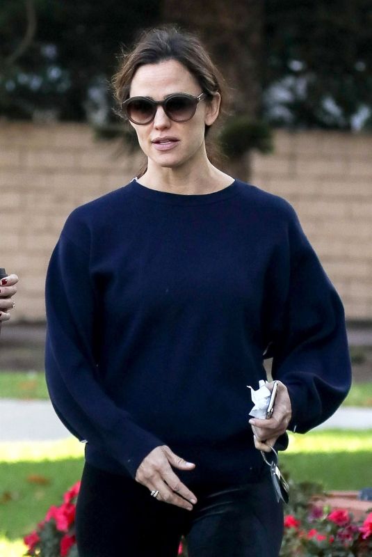JENNIFER GARNER Out and About in Santa Monica 11/16/2018