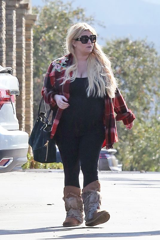 JESSICA SIMPSON Out Shopping in Calabasas 11/26/2018
