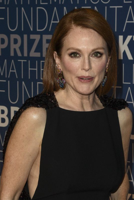JULIANNE MOORE at 2019 Breakthrough Prize in Mountain View 11/04/2018