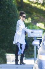 KATE BECKINSALE Heading to Painting Class in Westwood 11/09/2018