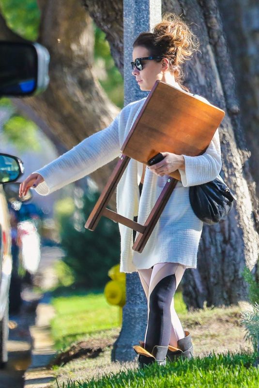 KATE BECKINSALE Heading to Painting Class in Westwood 11/09/2018