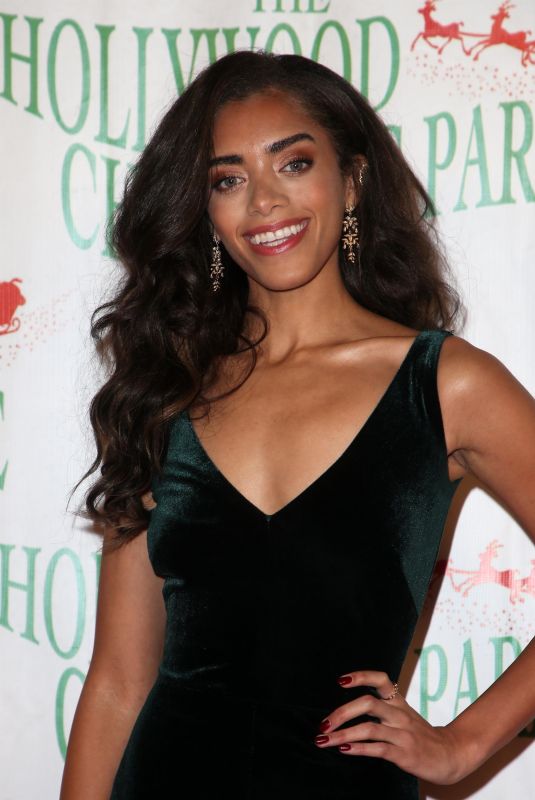 KIARA BARNES at Hollywood Christmas Parade 11/25/2018