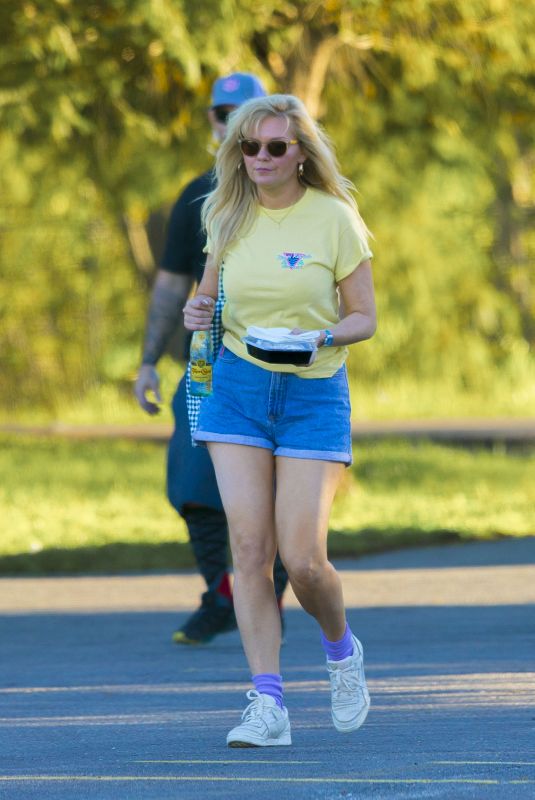 KIRSTEN DUNST on theSet of On Becoming a God in Central Florida in Louisiana 11/27/2018