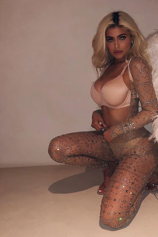 KYLIE JENNER as Vicotira