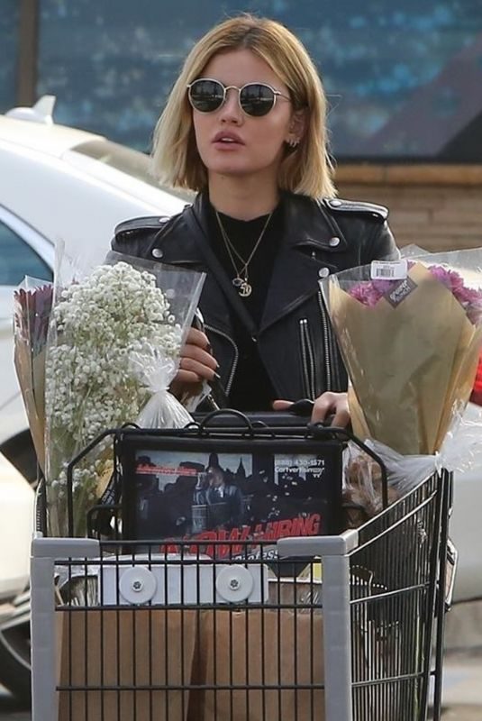 LUCY HALE Shopping at Ralphs in Los Angeles 11/21/2018