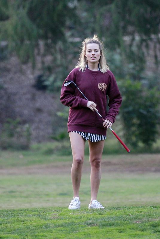 MARGOT ROBBIE Playing Golf in Los Angeles 11/11/2018