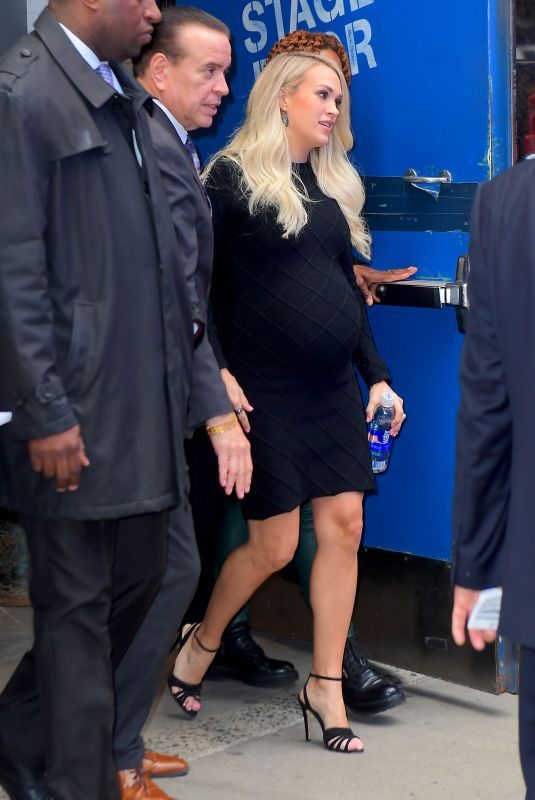 Pregnant CARRIE UNDERWOOD Leaves Good Morning America in New York 11/09/2018