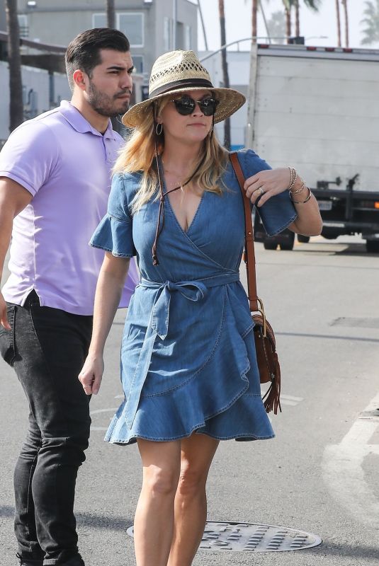 REESE WITHERSPOON Out for Dinner at Gjelina in Venice 11/04/2018
