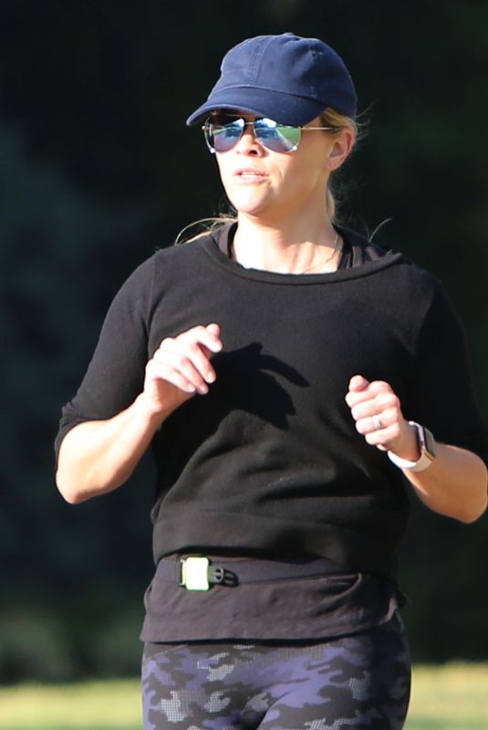 REESE WITHERSPOON Out Jogging in Los Angeles 11/20/2018