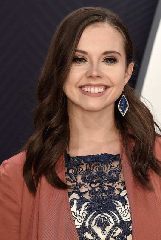SIERRA HULL at 2018 CMA Awards in Nashville 11/14/2018