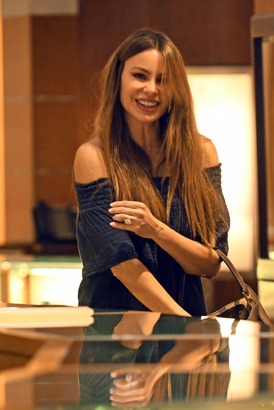 SOFIA VERGARA Shopping at Rolex Store in Beverly Hills 11/20/2018