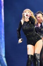 TAYLOR SWIFT Performs at Tokyo Dome 11/20/2018