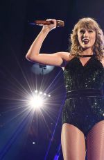 TAYLOR SWIFT Performs at Tokyo Dome 11/20/2018