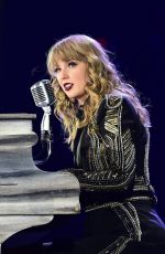 TAYLOR SWIFT Performs at Tokyo Dome 11/20/2018