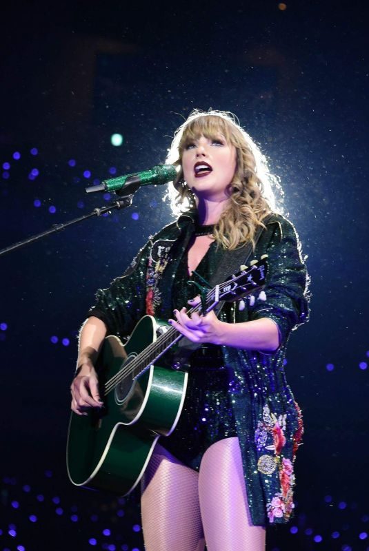 TAYLOR SWIFT Performs at Tokyo Dome 11/20/2018