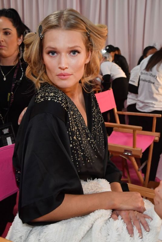 TONI GARRN  on the Backstage of Victoria’s Secret Fashion Show in New York 11/08/2018
