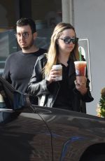 AMANDA BYNES Leaves Starbucks in Los Angeles 11/29/2018