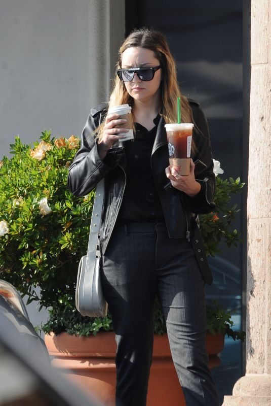 AMANDA BYNES Leaves Starbucks in Los Angeles 11/29/2018