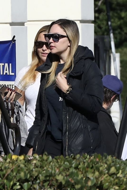 AMANDA BYNES Leaves Starbucks in Los Angeles 12/08/2018
