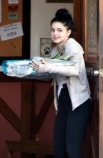 ARIEL WINTER Buying Dog Food Out in Sherman Oaks 11/30/2018