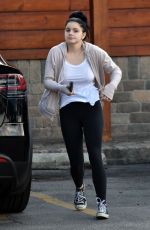 ARIEL WINTER Buying Dog Food Out in Sherman Oaks 11/30/2018