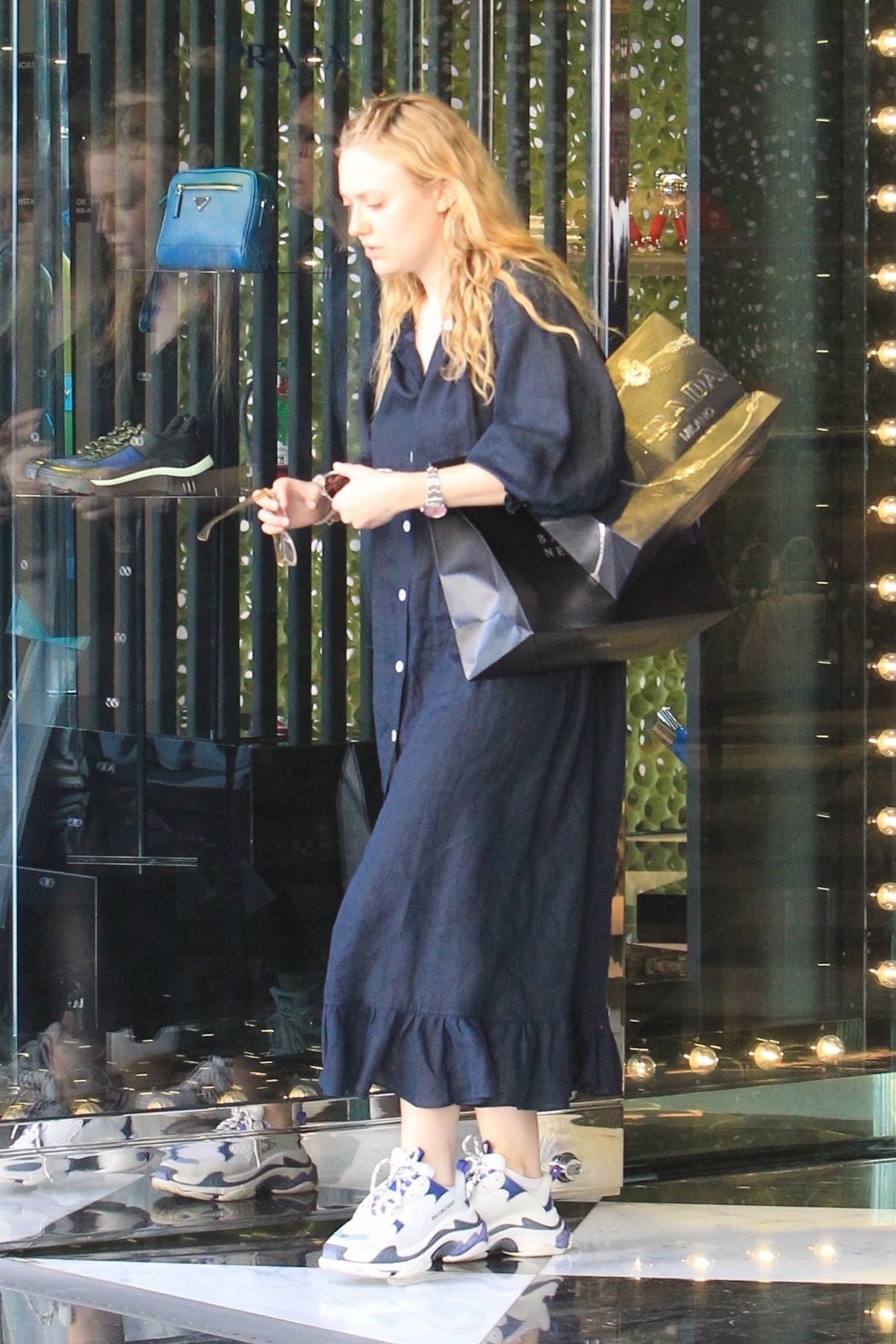 Elle and Dakota Fanning enjoy a day of shopping on Rodeo Drive in