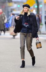 DEVON WINDSOR Sells Cookies for Kids with Cancer in New York 12/14/2018