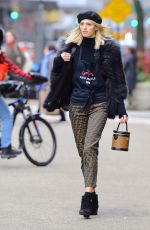 DEVON WINDSOR Sells Cookies for Kids with Cancer in New York 12/14/2018
