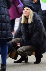 DEVON WINDSOR Sells Cookies for Kids with Cancer in New York 12/14/2018