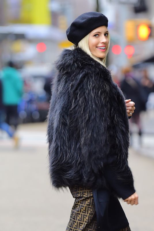 DEVON WINDSOR Sells Cookies for Kids with Cancer in New York 12/14/2018