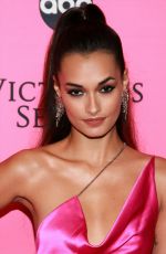 GIZELE OLIVEIRA at Victoria