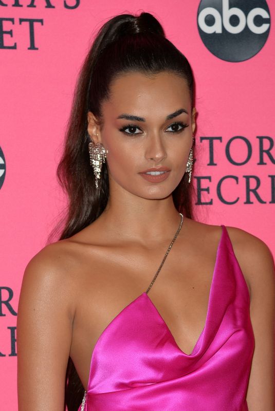GIZELE OLIVEIRA at Victoria