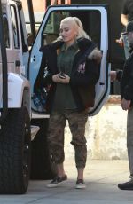GWEN STEFANI Arrives at a Studio in Los Angeles 12/08/2018