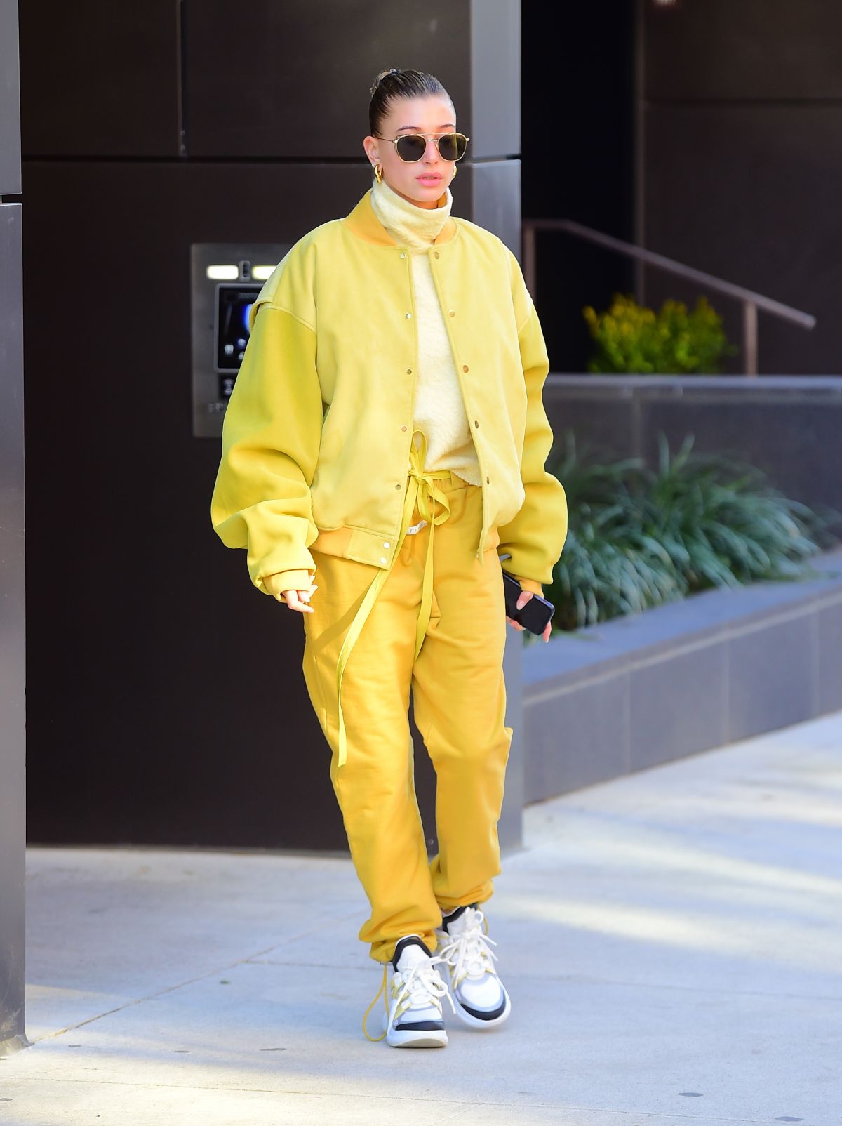 HAILEY BIEBER Out in New York 12/10/2018 – HawtCelebs
