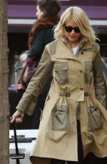 HOLLY WILLOGHBY Heading to Her Home in London 12/13/2018